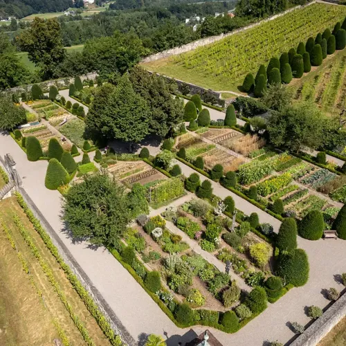 flugaufnahme-schloss-wildegg-barockgarten.webp